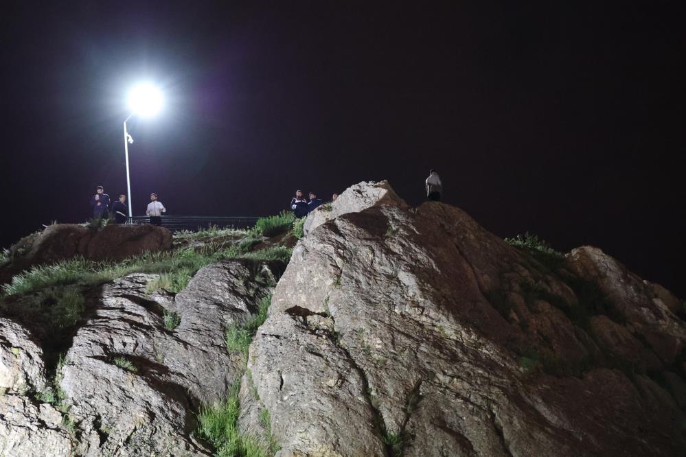 Elazığ’da kayalıklara çıkarak atlamak isteyen şahsı ekipler ikna etti
