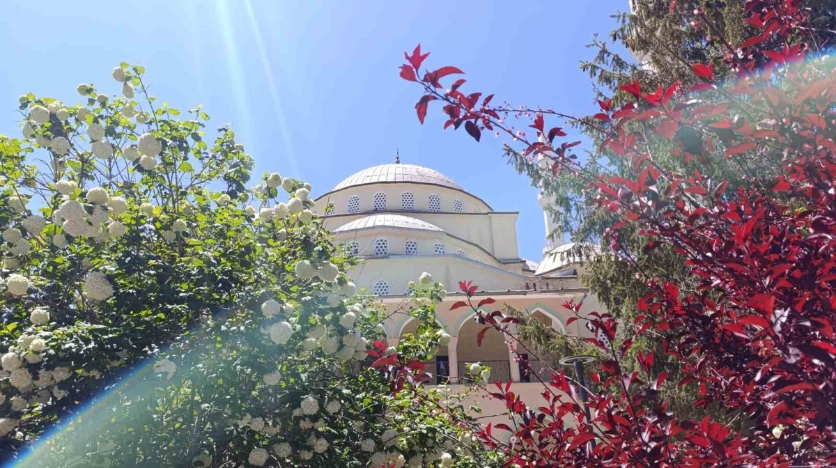 Van’da yarım asırlık Hazreti Ömer Camii’nde son cuma namazı kılındı
