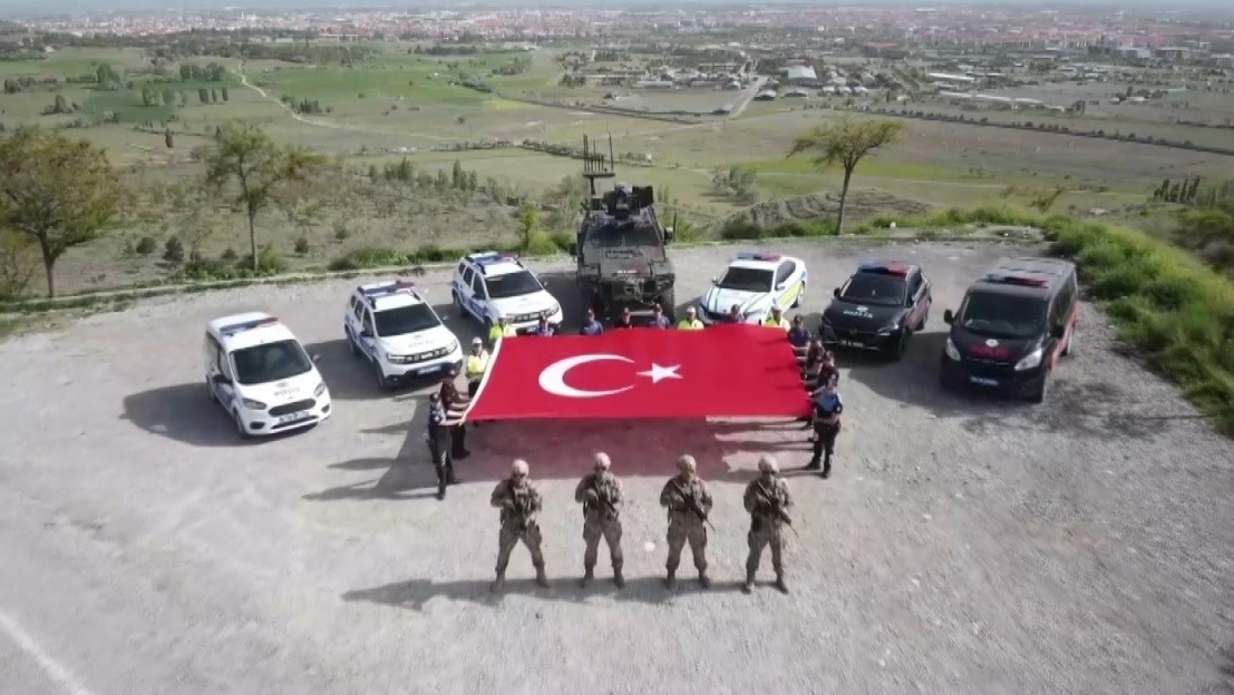 Erzincan’da polisler gençler için klip çekti
