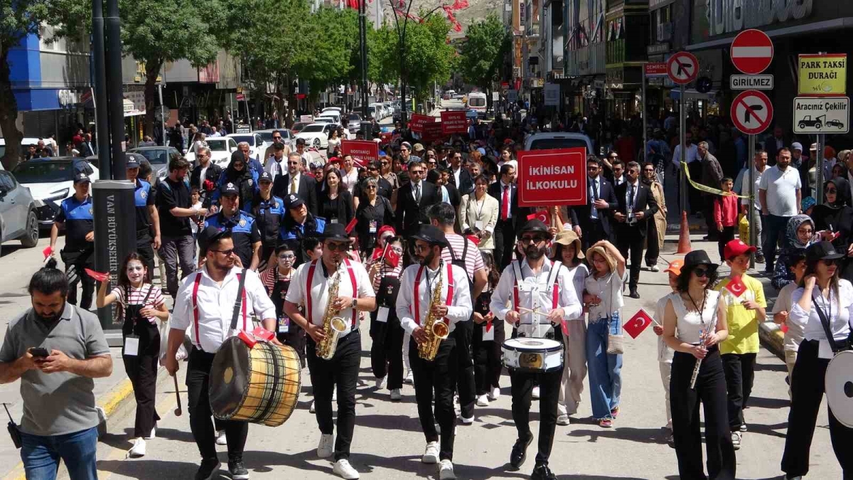 Van’da ‘22. Akdamar Çocuk ve Gençlik Tiyatroları Şenliği’ başladı
