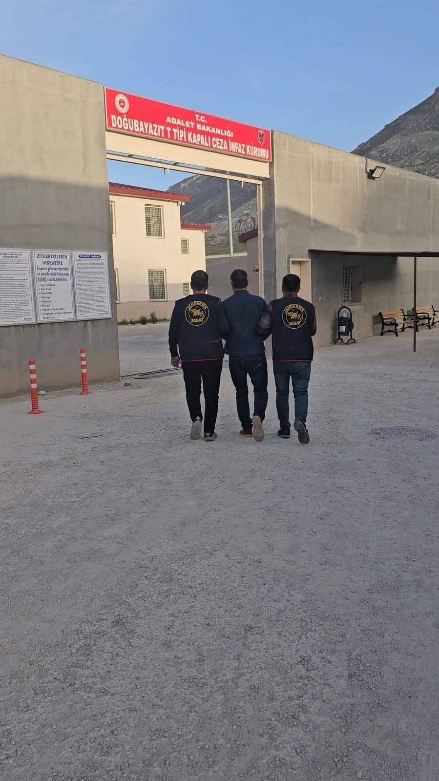 Doğubayazıt’ta 14 yıl 7 ay hapis cezası bulunan hükümlü jandarma tarafından yakalandı

