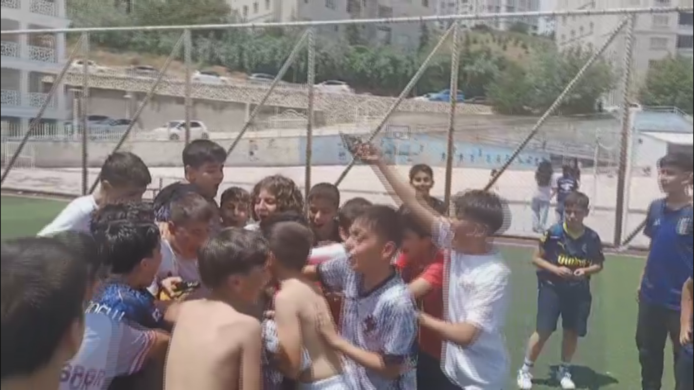 Cumhuriyet Ortaokulu’nda futbol coşkusu: 6 D sınıfı şampiyon oldu
