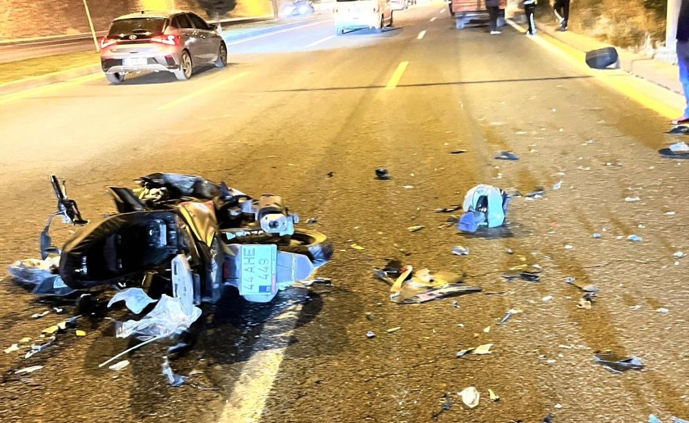 Motosiklet traktör römorkuna çarptı 
