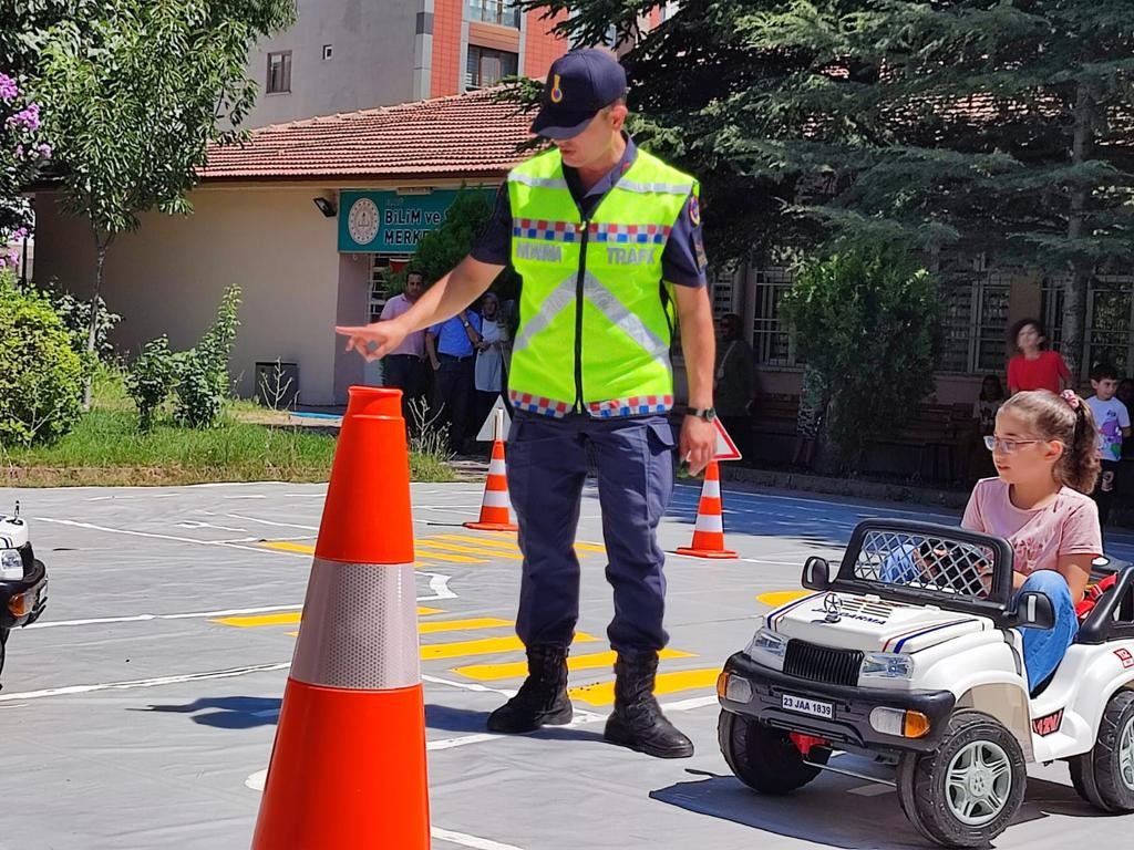 Jandarmadan öğrencilere trafik güvenliği eğitimi 