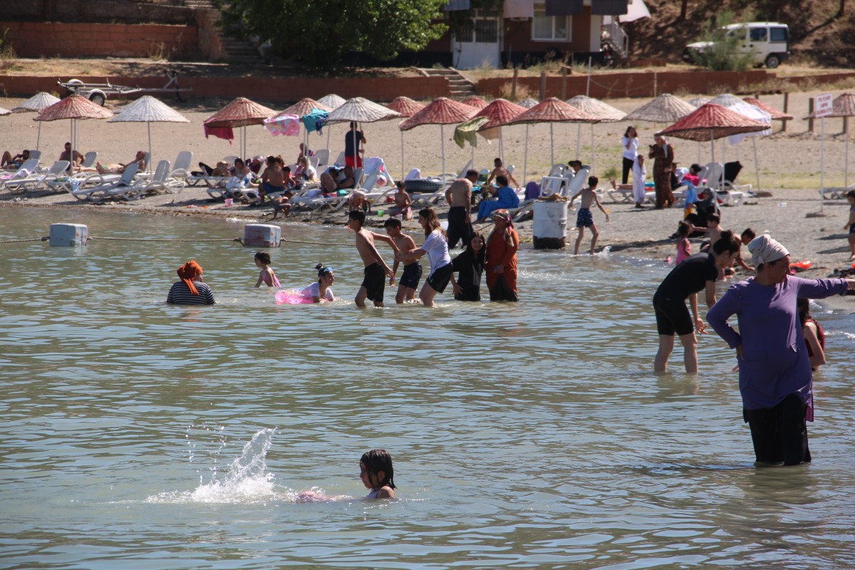 Sıcaktan bunalanlar Hazar Gölü’ne akın etti   