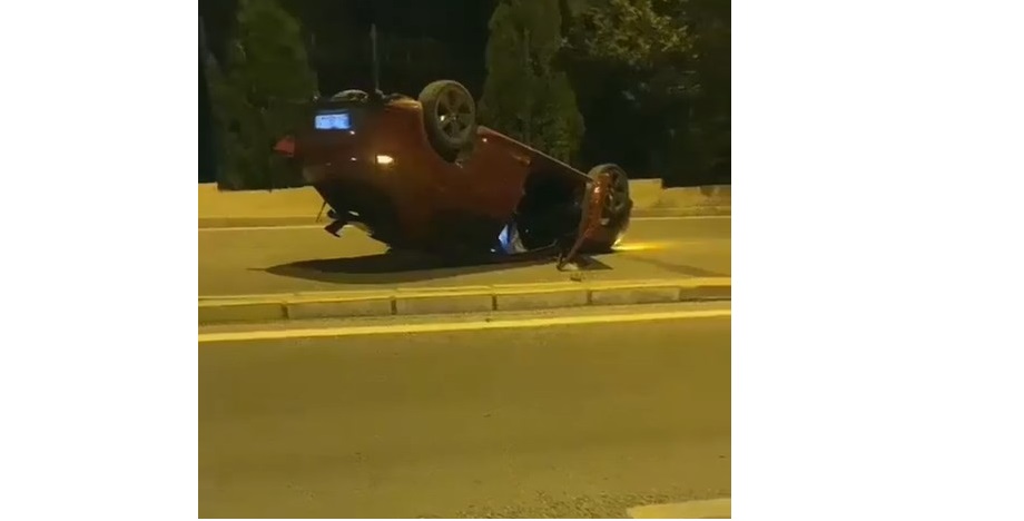 Kaza yapan alkollü sürücü ters dönen otomobili bırakıp kaçtı