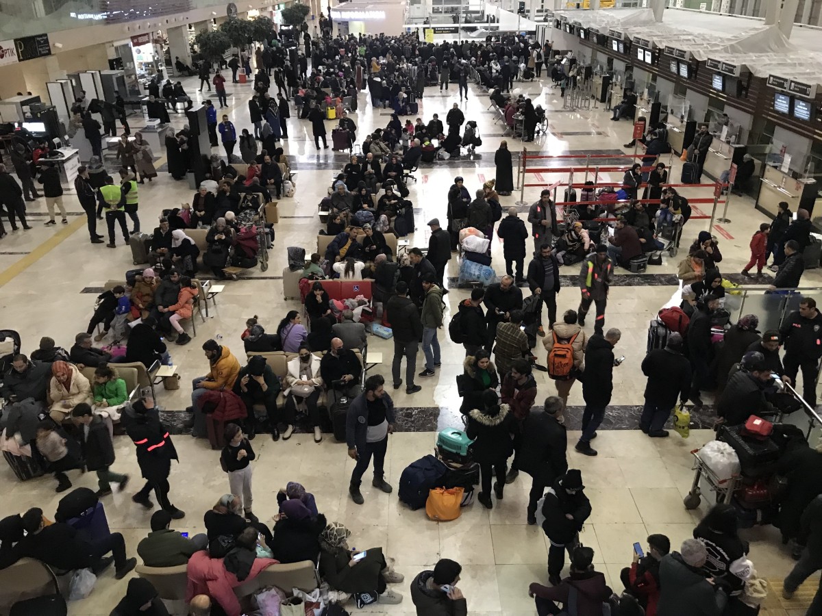 Depremzedeler Elazığ Havalimanı'na akın etti, adım atacak yer kalmadı   