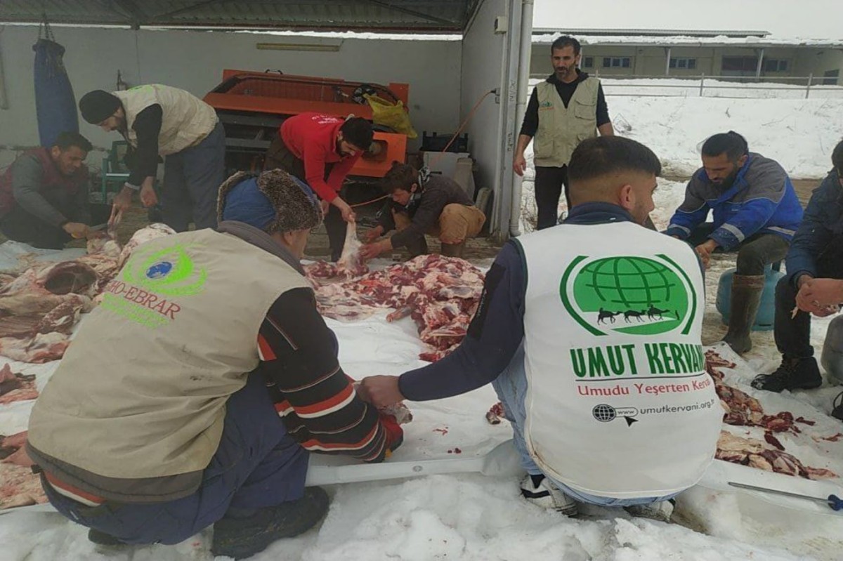 Umut Kervanı Elazığ Malatya depremzedelere 600 kilo et gönderdi