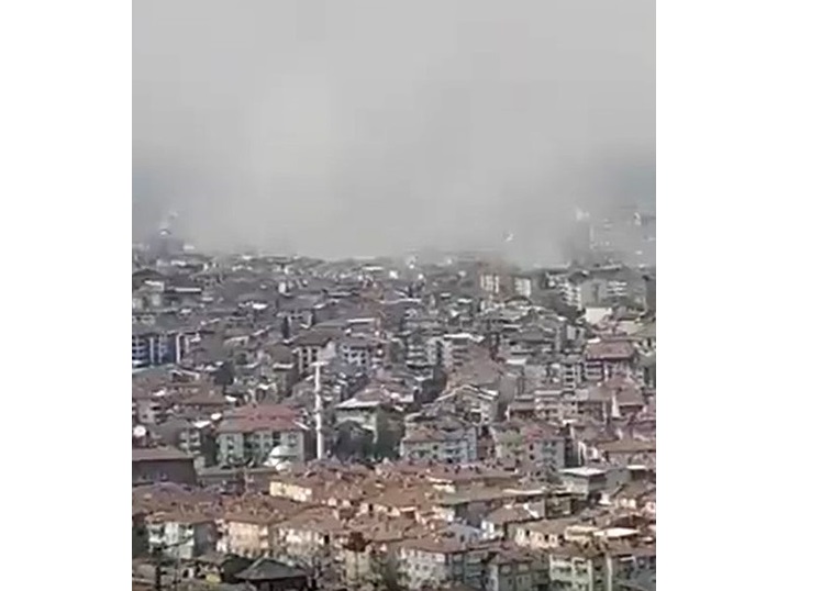 Deprem şehri toz bulutuna çevirdi   
