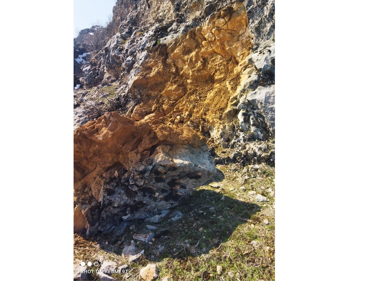 Deprem sonrası dağdan kopan dev kaya parçaları tehlike saçıyor  