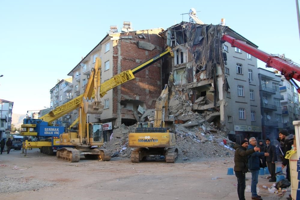 Depremde çöken binanın betonarme projesini yapan sanığa 3 yıl mesleği yapmama cezası   