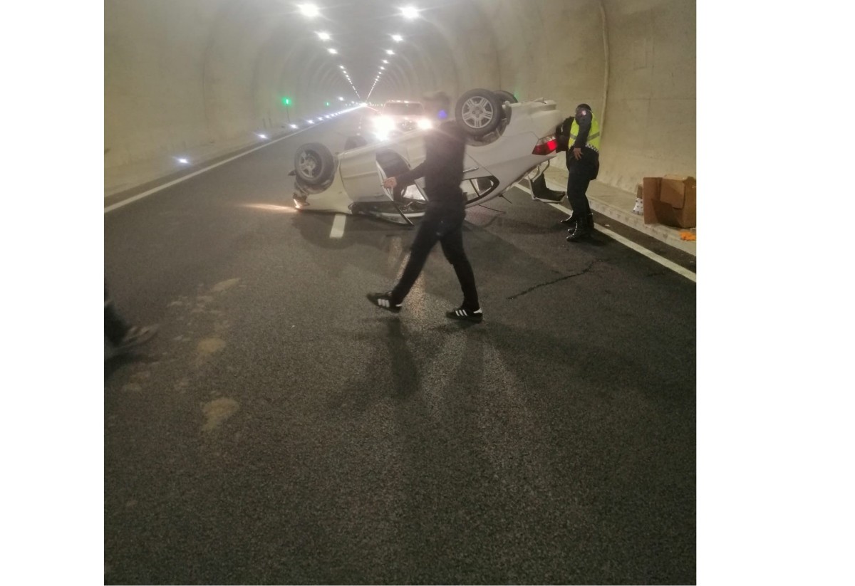Otomobil tünel içerisinde takla attı   