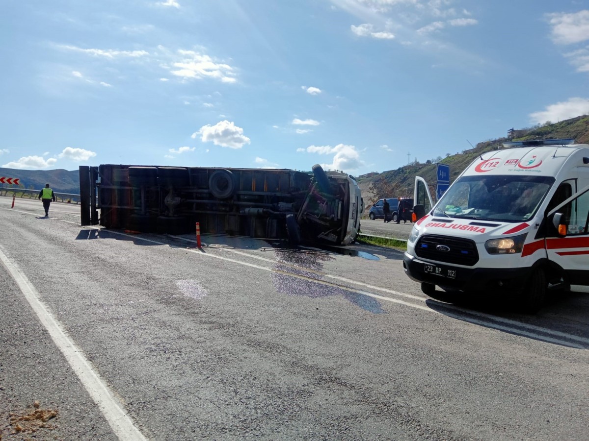 Elazığ’da tır devrildi