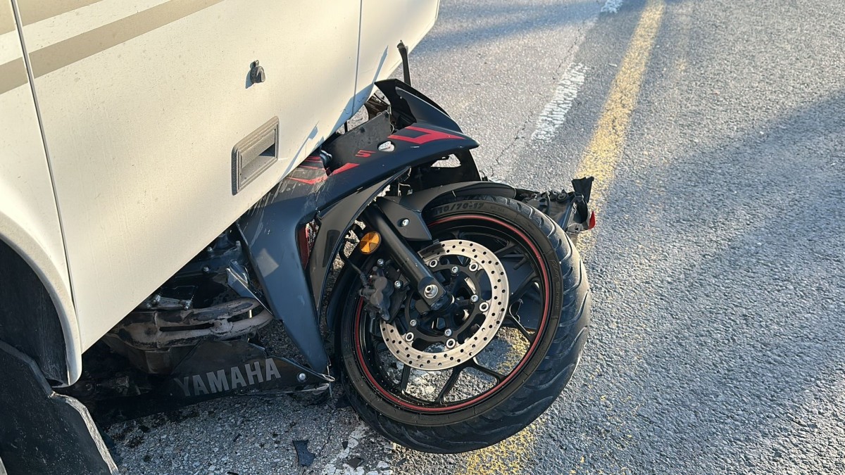 Motosiklet midibüsün altına girdi: 2 yaralı   