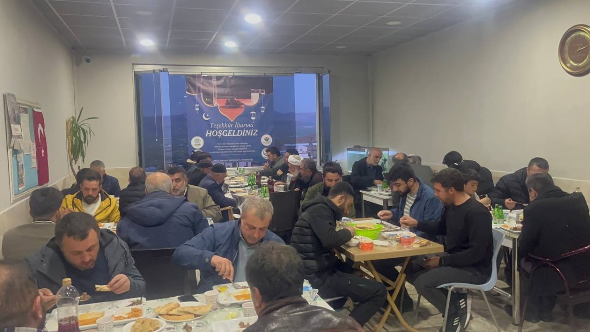 Deprem bölgesinde çalışan gönüllülerine teşekkür iftarı verdi