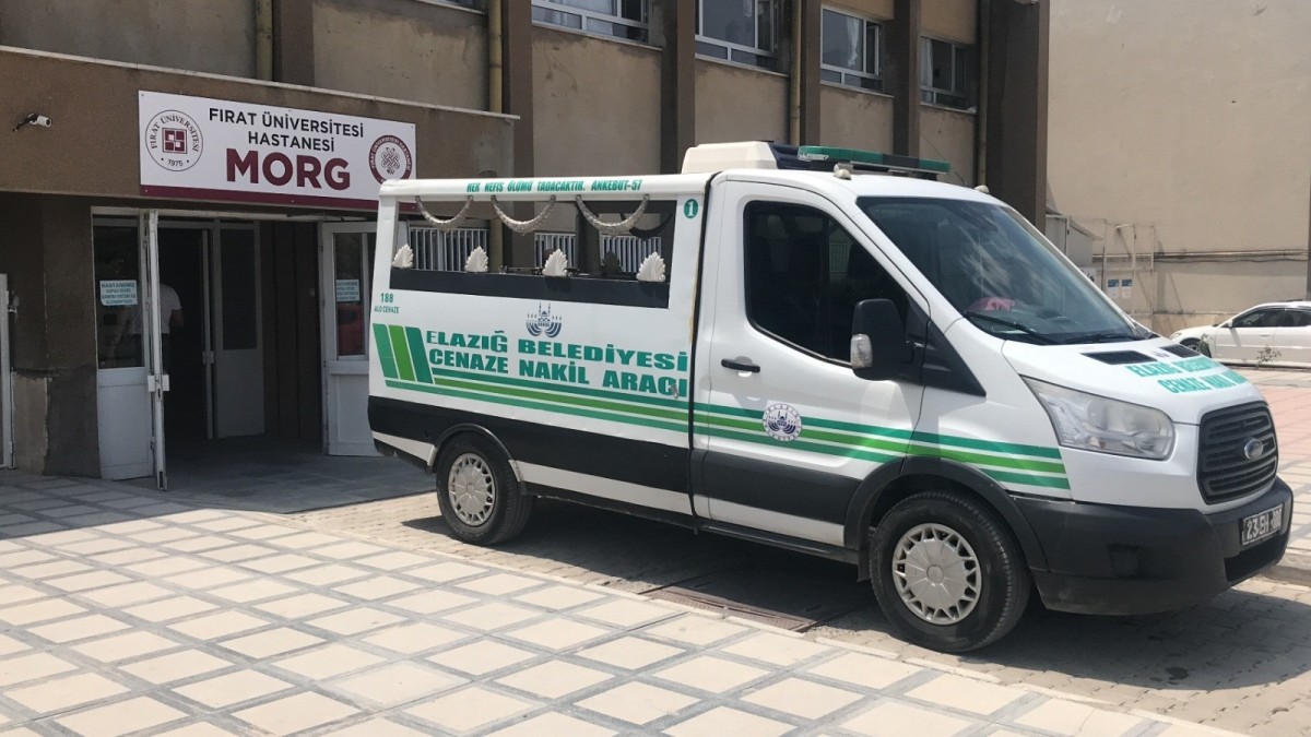 Traktörün altında kalan çiftçi hayatını kaybetti 