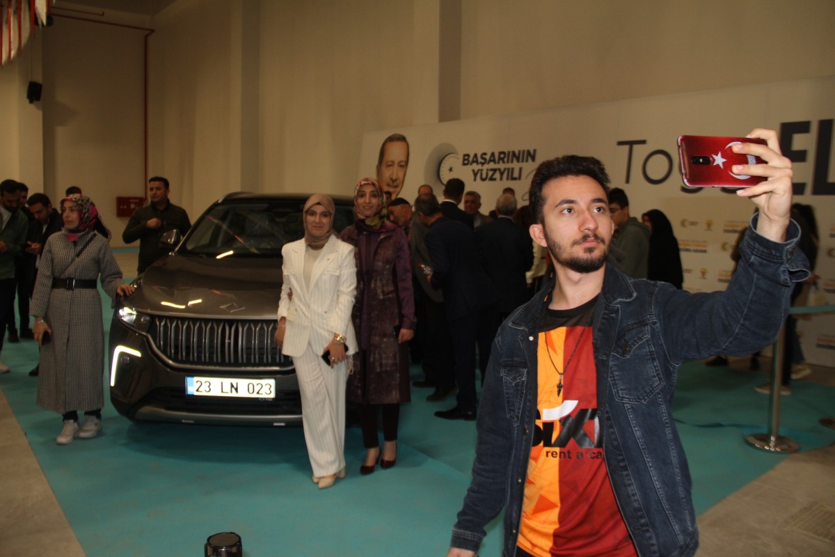 Türkiye’nin milli otomobili Togg’a vatandaşlardan büyük ilgi   