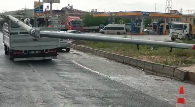Kamyonun çarptığı trafik direği devrildi 