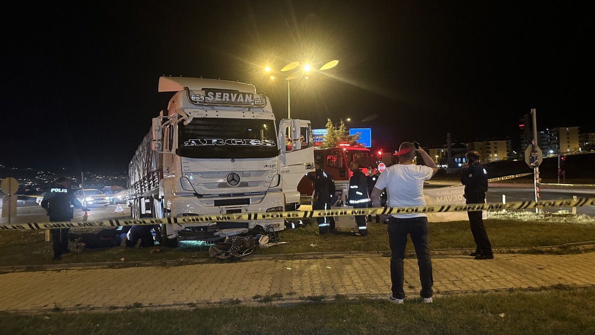 Tırın altında kalan motosiklet sürücüsü hayatını kaybetti   