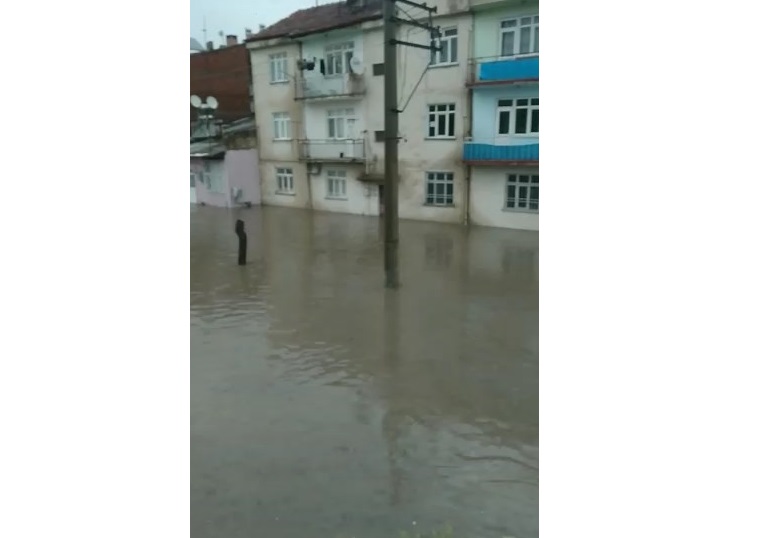 Binalar su altında kaldı  
