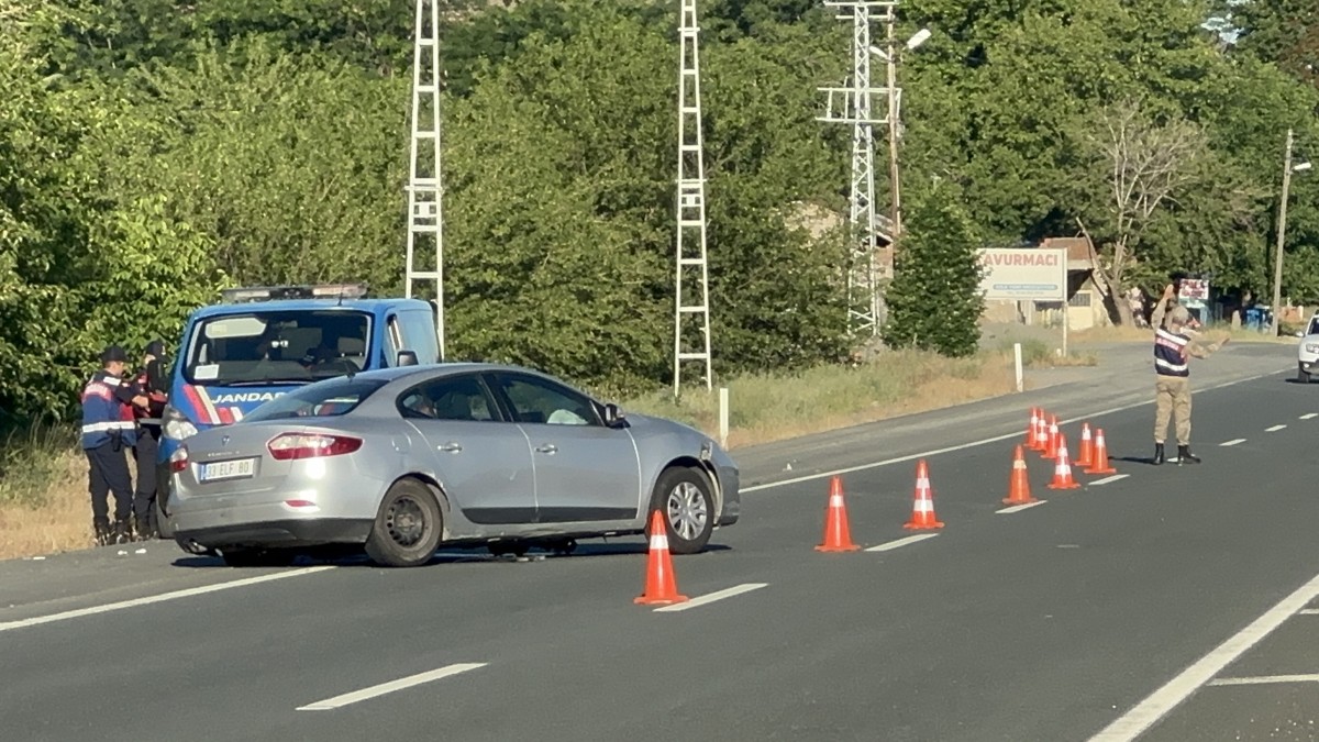 Lastiği patlayan otomobil bariyerlere çarptı: 3’ü çocuk 4 yaralı   