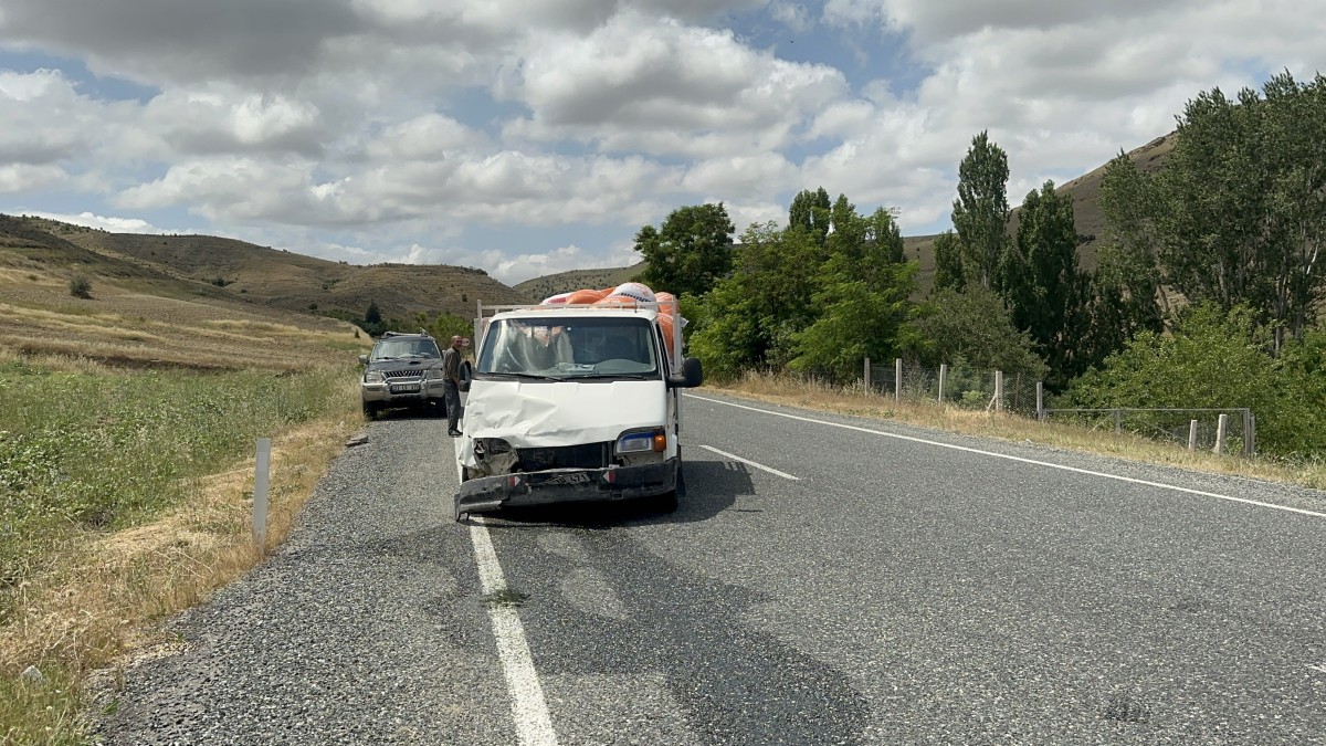 Transit ile pikap çarpıştı: 2 yaralı  