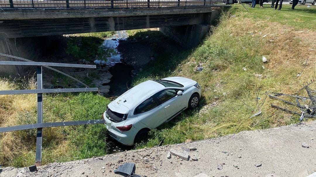 Elazığ'da otomobil dereye uçtu 