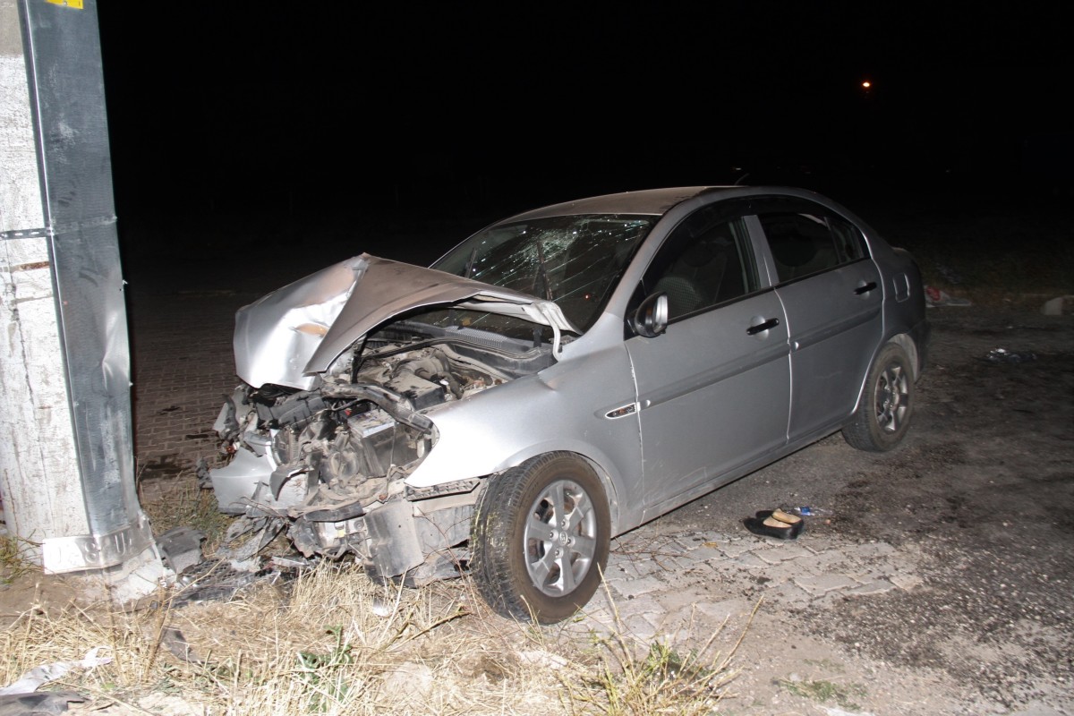 Otomobiliyle direğe çarpan sürücü hayatını kaybetti 