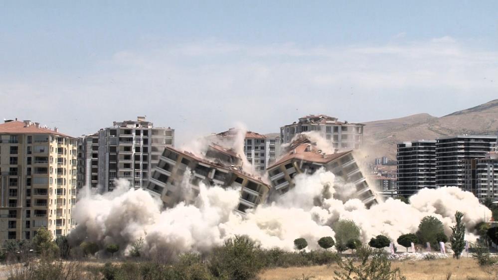 Malatya’da yüksek katlı binaların patlayıcı ile yıkımı sürüyor
