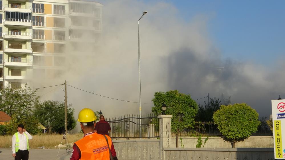 Malatya’da ağır hasarlı binaların patlayıcı ile yıkımları sürüyor
