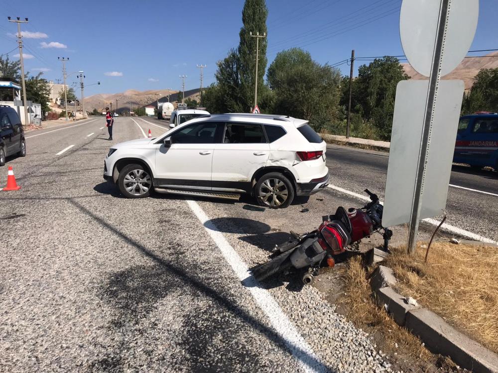 Otomobille motosiklet çarpıştı: 1 yaralı
