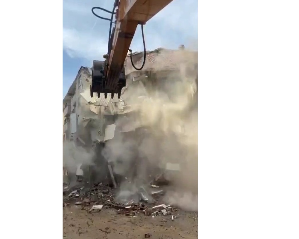 Elazığ’da ağır hasarlı bina korna sesi ile yıkıldı
