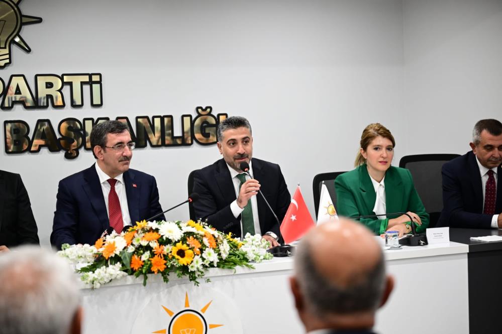 Cumhurbaşkanı Yardımcısı Yılmaz, Malatya’da AK Parti Teşkilatını ziyaret etti
