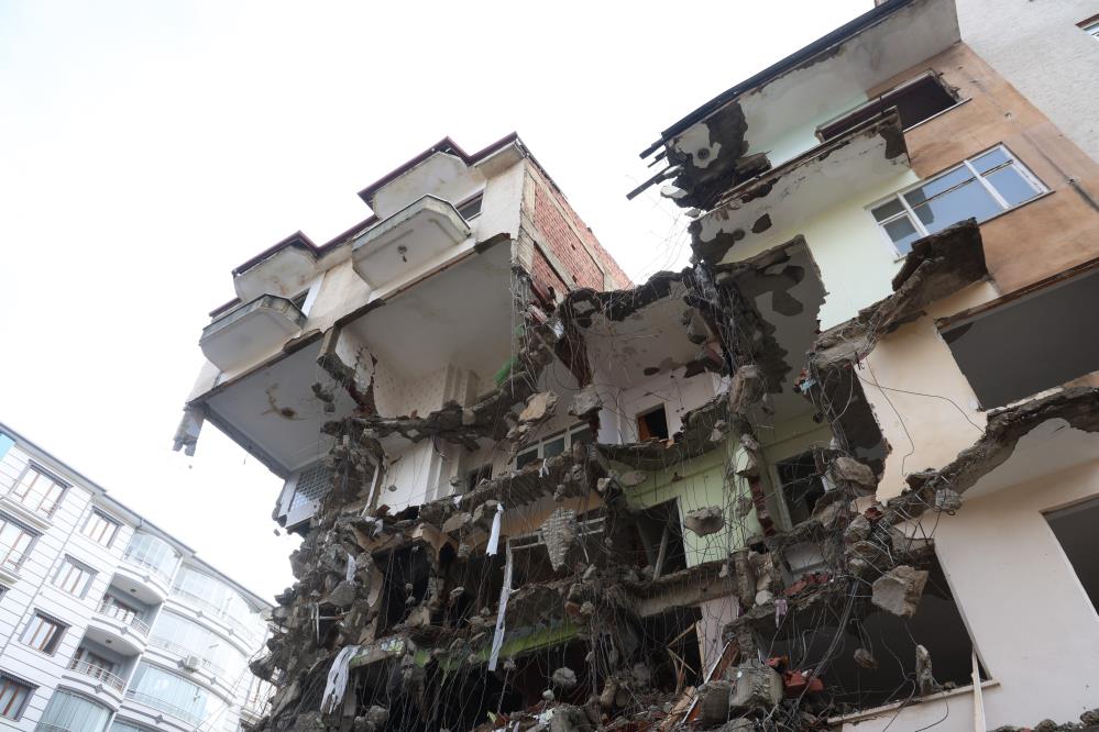 Böyle sağlam ağır hasarlı bina görülmedi: Üçüncü gününde zor yıkabildiler
