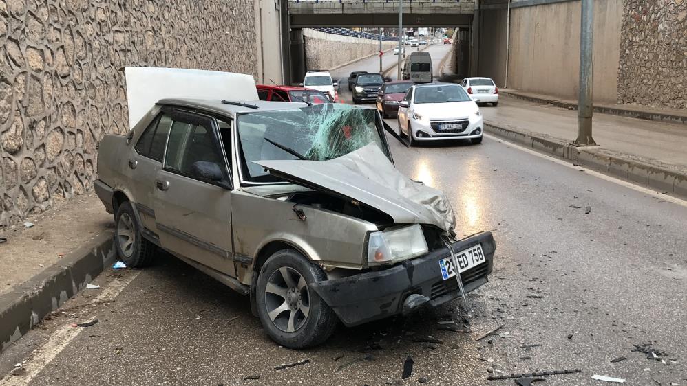 Otomobiller kafa kafaya çarpıştı 