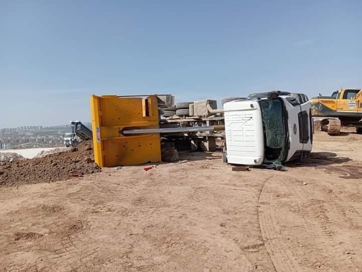 Elazığ’da kamyon devrildi 