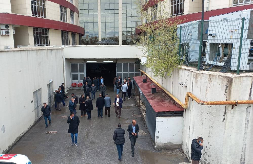 Bayram günü husumetli oldukları muhtarı öldürüp, jandarmaya ateş açtılar
