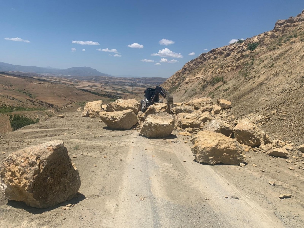 Köy yollarında risk oluşturan kayalar temizleniyor  