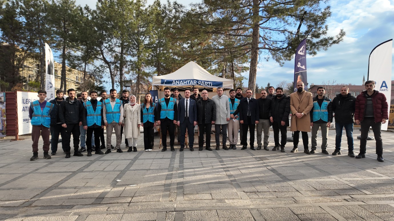 Anahtar Parti’den iftar öncesi tatlı ikramı