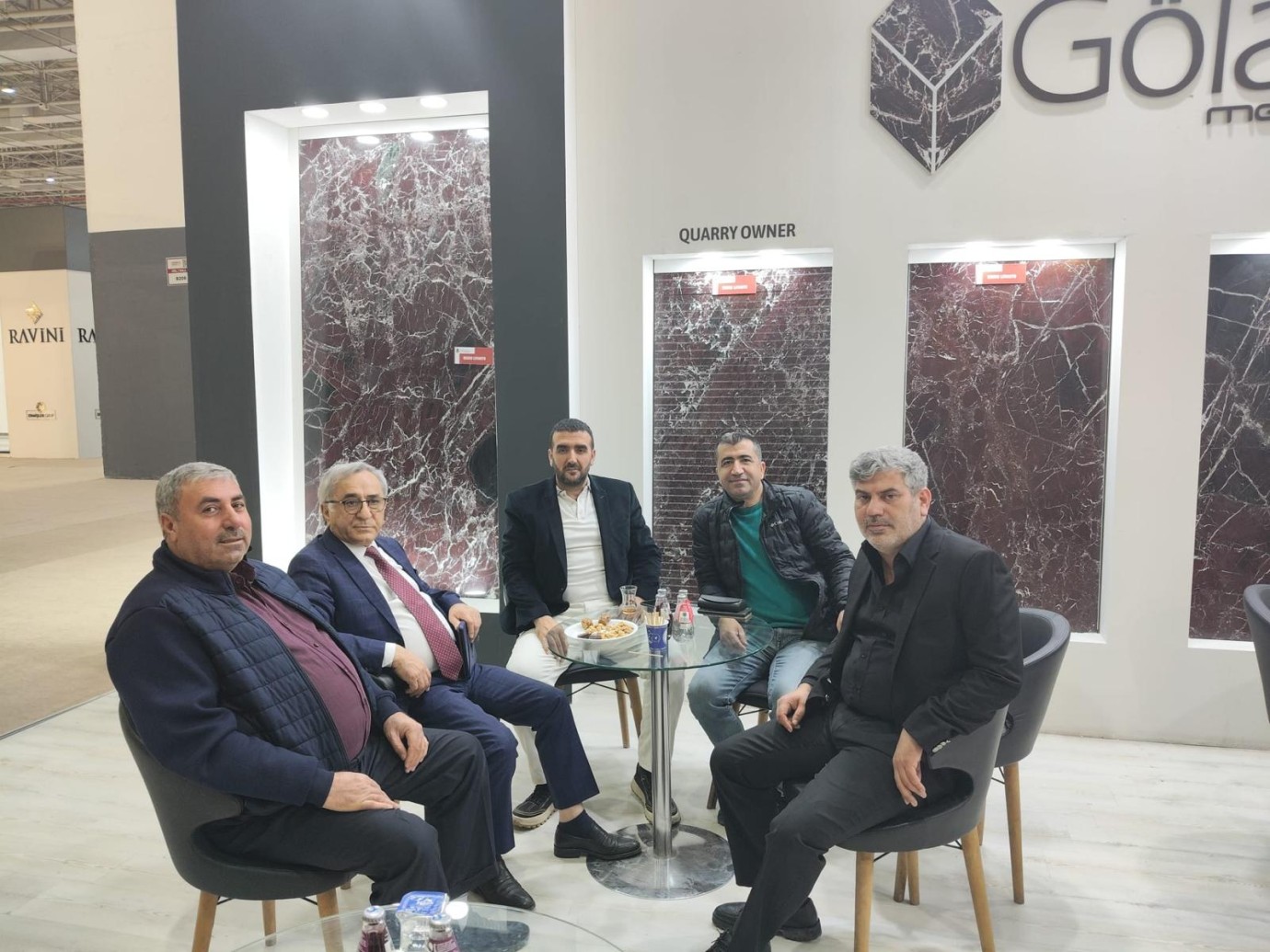 Suat Öztürk, İzmir Mermer Fuarı’nda Elazığlı firmaları yalnız bırakmadı