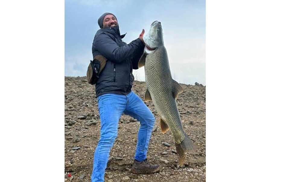 Amatör balıkçı oltayla 1.16 metre uzunluğunda turna balığı tuttu   